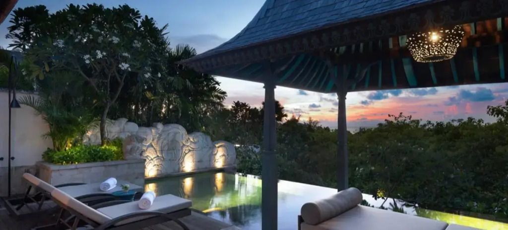 Privater Pool mit Pavillon und Blick auf den Sonnenuntergang.