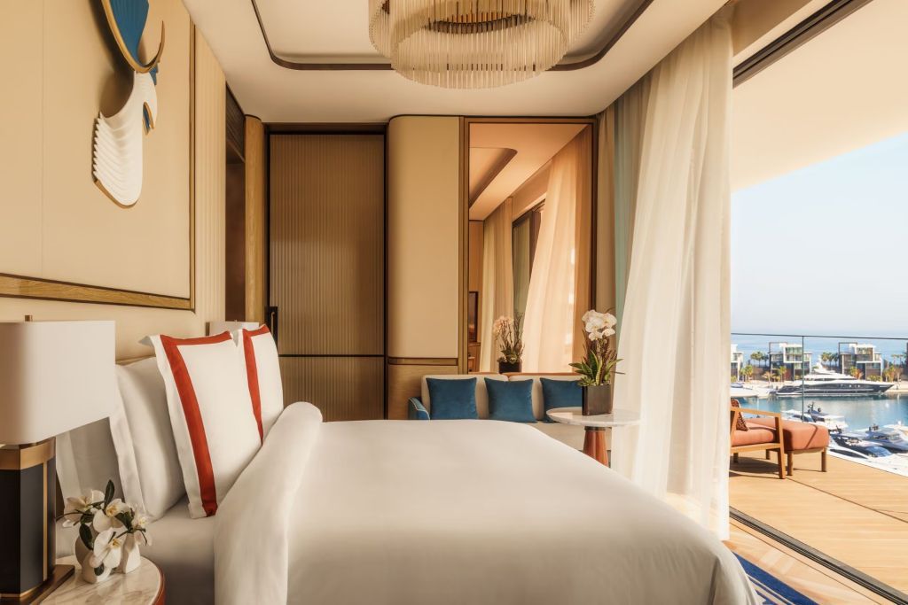 Elegantes Schlafzimmer mit Doppelbett und Balkonblick auf die Marina