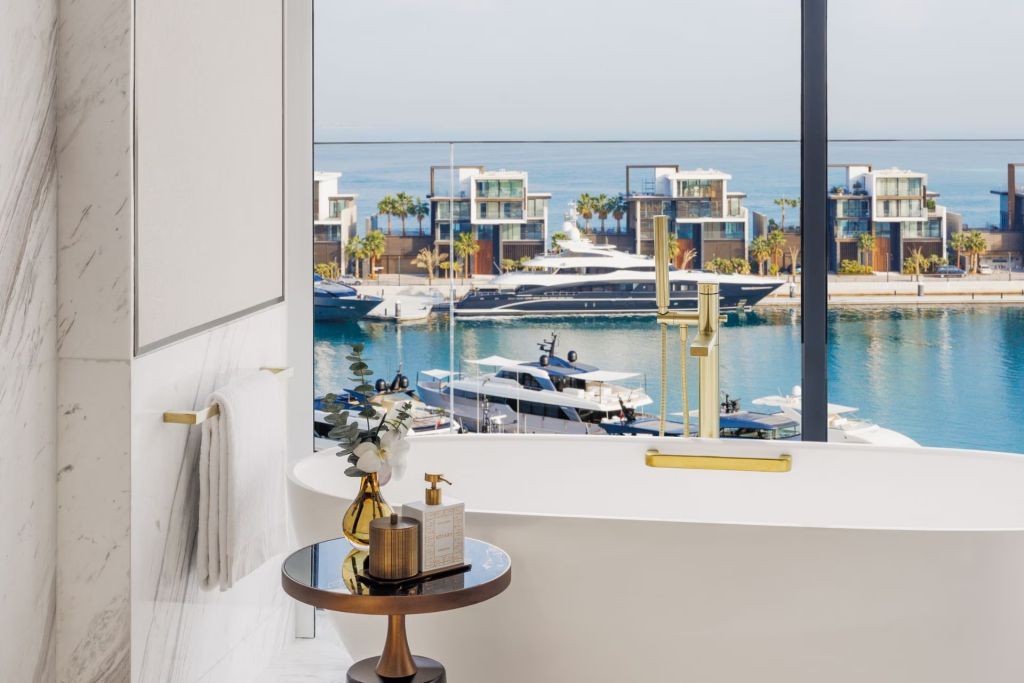 Badezimmer mit freistehender Badewanne und Blick auf die Marina