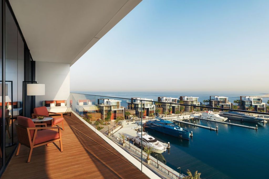 Balkon mit Blick auf Yachten und die umliegende Landschaft