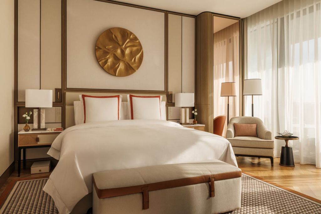 Elegantes Deluxe Zimmer mit Doppelbett und stilvoller Wanddekoration im Jumeirah Marsa Al Arab.