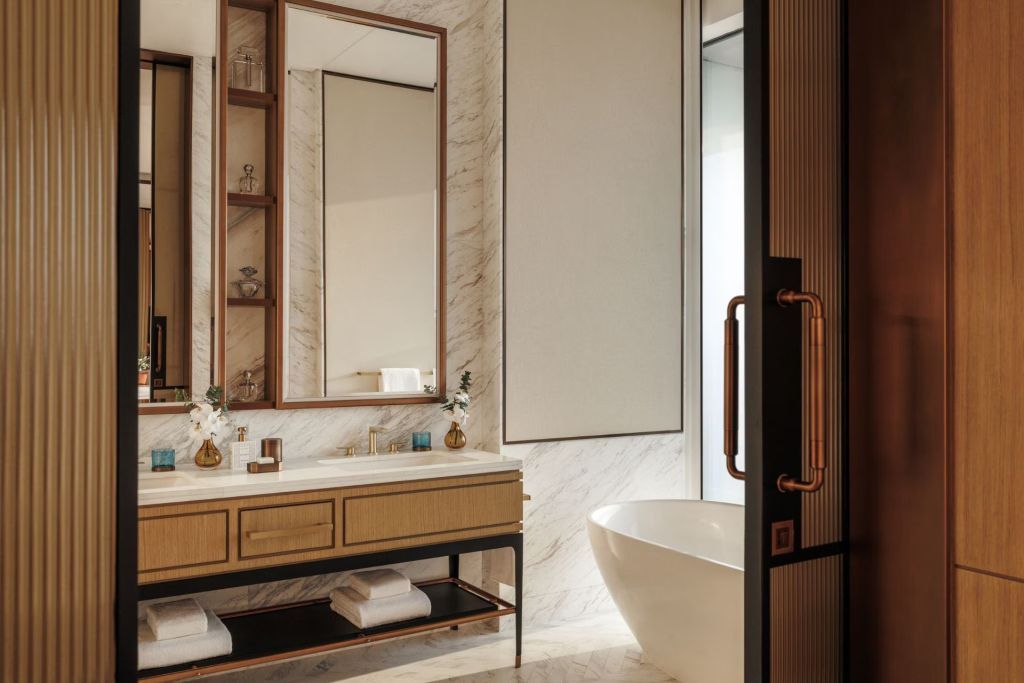 Luxuriöses Badezimmer mit freistehender Badewanne und eleganten Marmorakzenten.