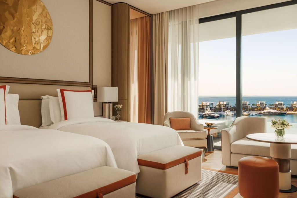 Elegantes Schlafzimmer in der Family Suite mit Blick auf den Yachthafen und moderner Einrichtung.