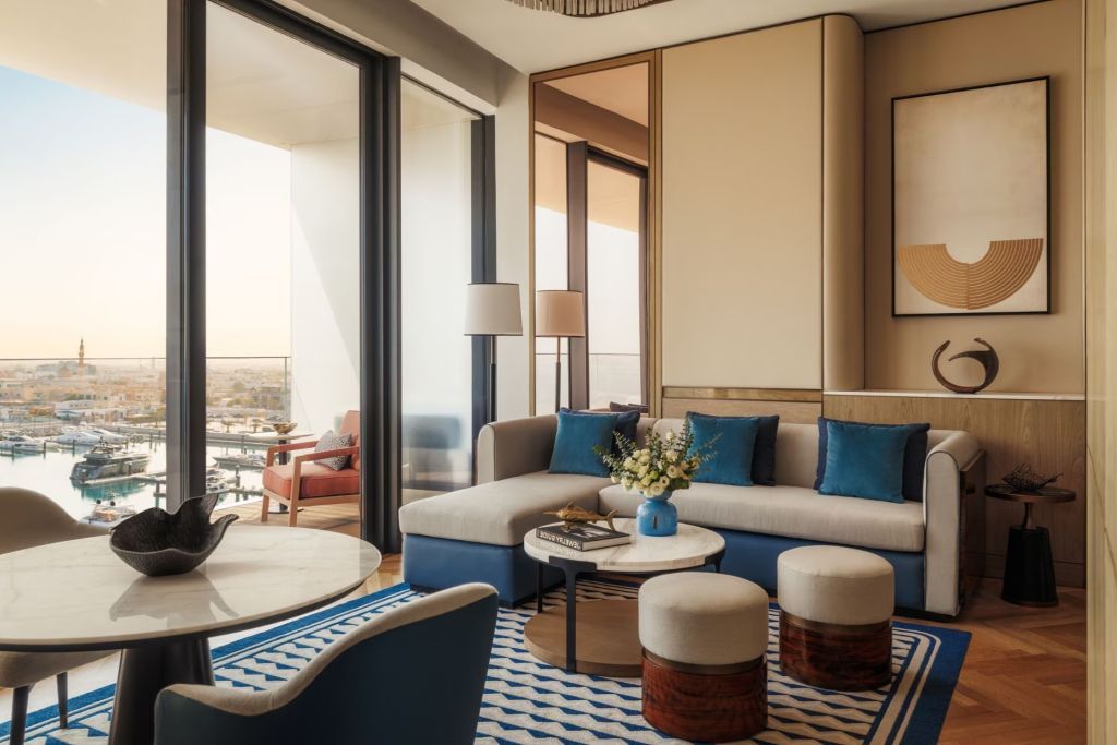 Eleganter Wohnbereich in der Family Suite mit modernen Möbeln und Zugang zum Balkon.