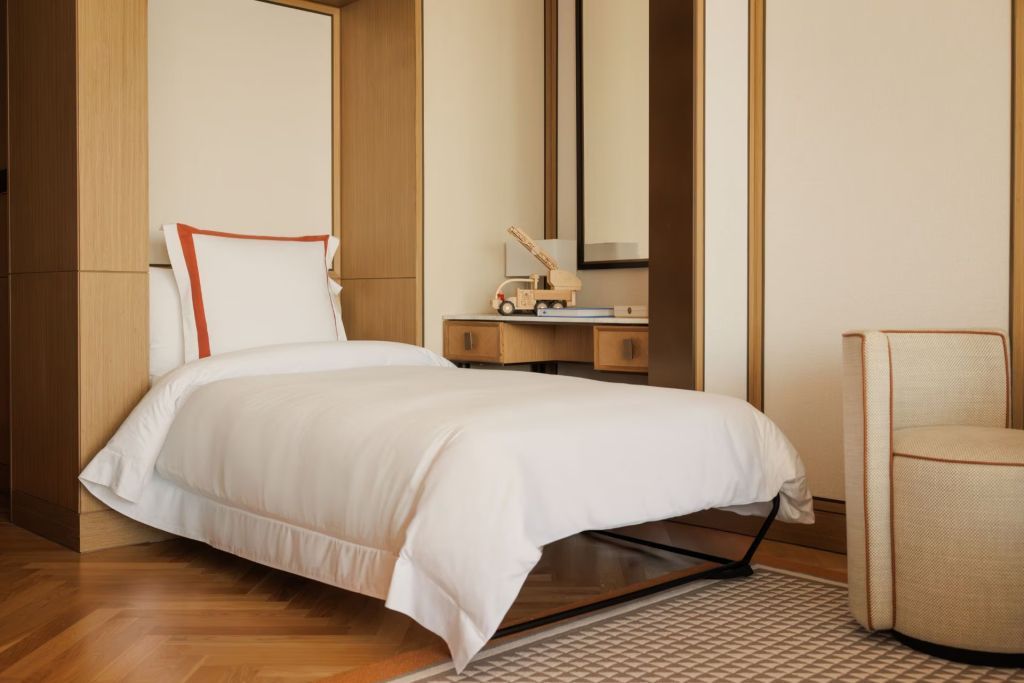 Elegantes Einzelbett mit modernem Design in einem stilvollen Hotelzimmer