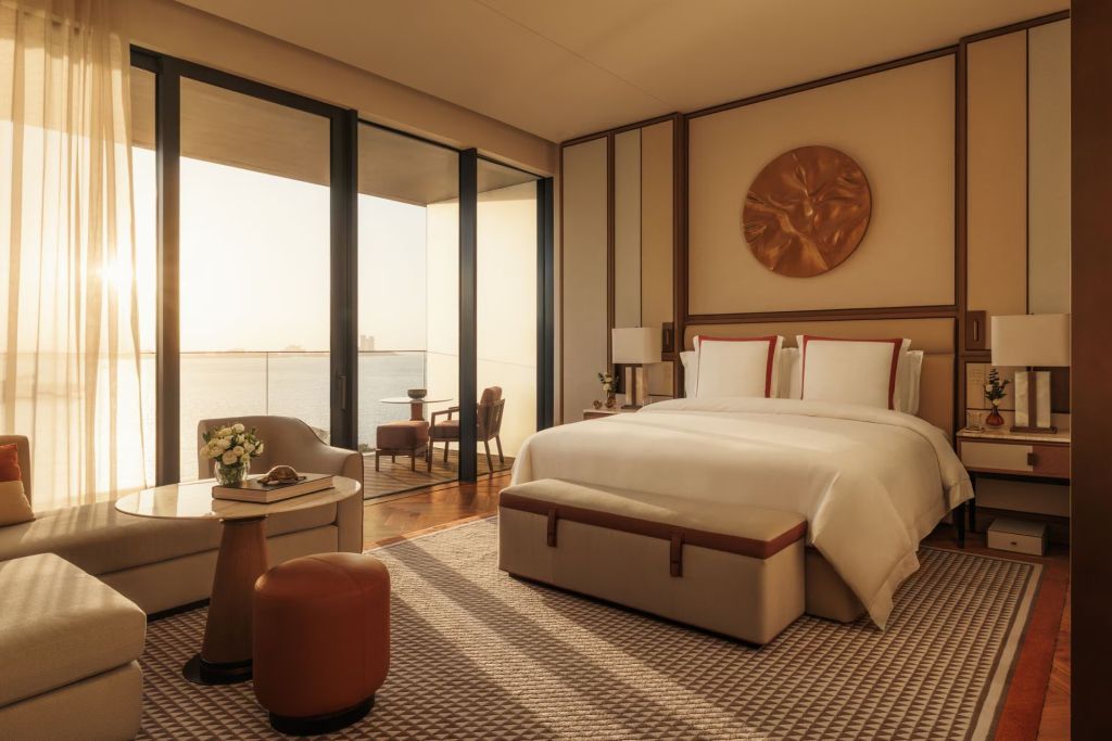Großzügiges Hotelzimmer mit Doppelbett und Meerblick durch große Fenster