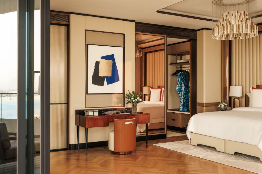 Elegantes Schlafzimmer mit Doppelbett und edler Einrichtung in einer Luxussuite