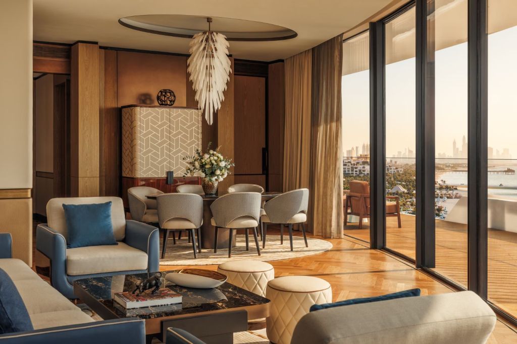 Heller Wohnbereich mit modernen Möbeln und Blick auf Terrasse in Luxussuite