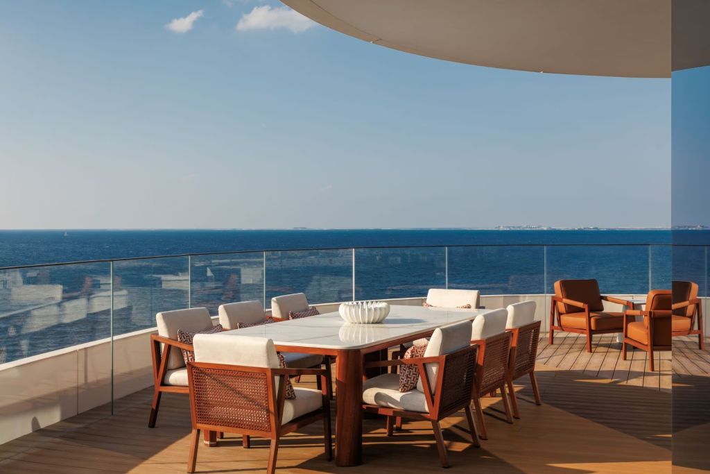 Große Terrasse mit eleganten Sitzmöbeln und beeindruckendem Ausblick aufs Meer