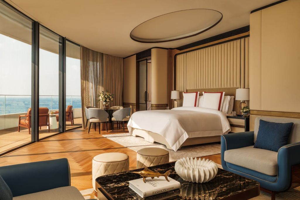Luxuriöses Panorama-Zimmer mit eleganten Möbeln und großem Fenster mit Meerblick