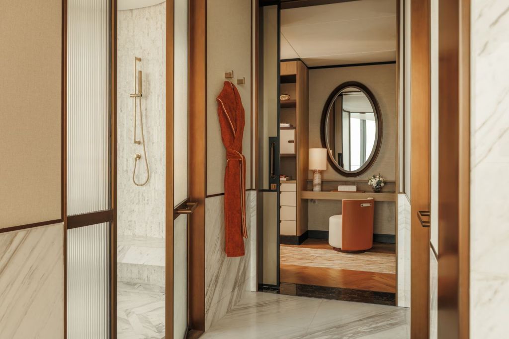 Elegantes Badezimmer mit Marmorfliesen, Regendusche und schönem Schminktisch