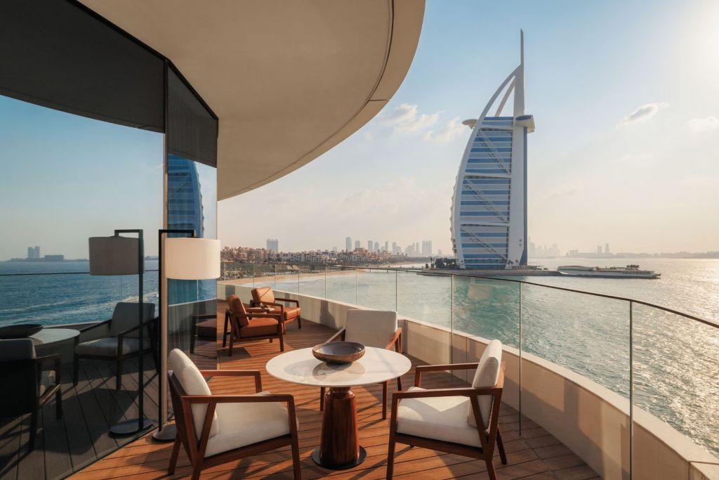 Großer Balkon mit Sitzmöbeln und Blick auf das Burj Al Arab Jumeirah