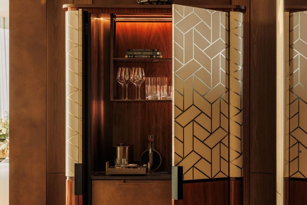 Integrierte Bar im Zimmer mit stilvollem Design und Gläsern