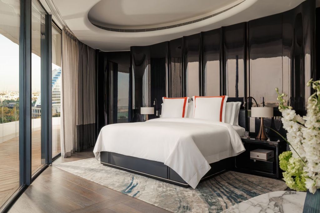 Elegantes Schlafzimmer mit großem Fenster und luxuriösem Bett in der Pearl Suite