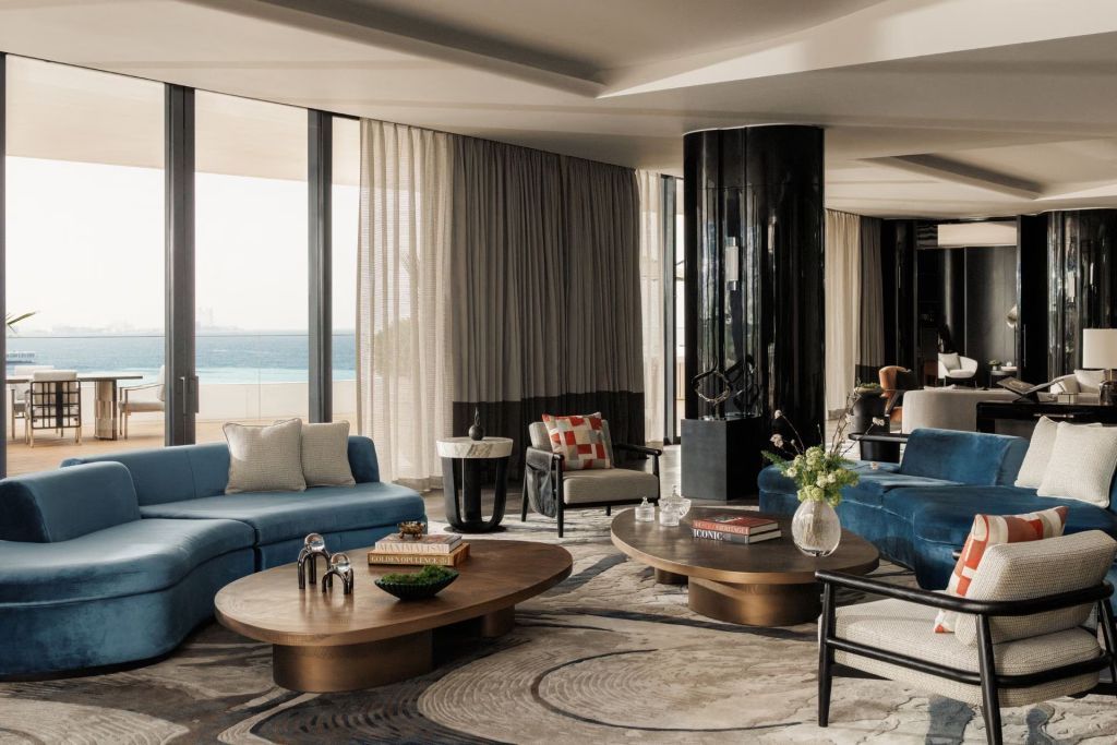 Luxuriöser Wohnbereich mit blauen Sofas und Meerblick in der Pearl Suite