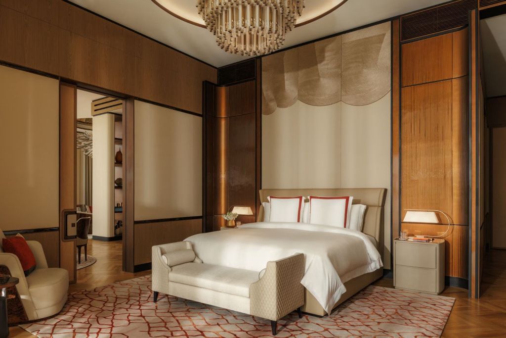 Elegantes Schlafzimmer mit luxuriösem Doppelbett und stilvollem Kronleuchter.