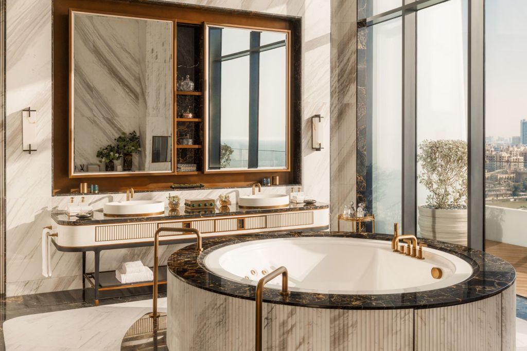 Luxuriöses Badezimmer mit großer Badewanne und atemberaubendem Meerblick.