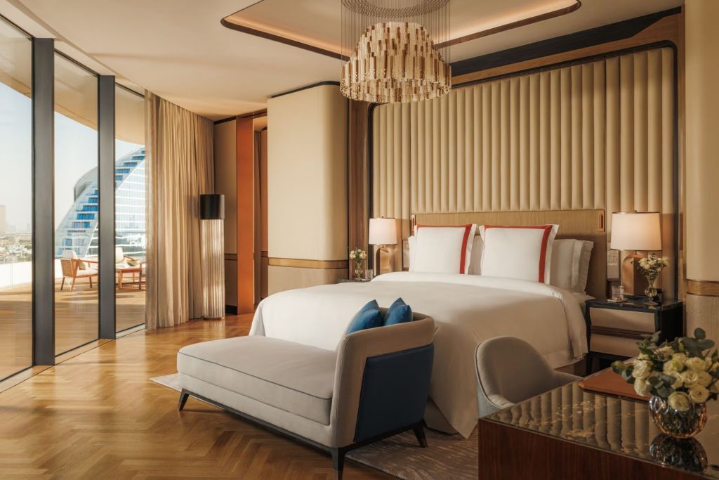 Luxuriöses Schlafzimmer in der Terrace Doppel Suite mit elegantem Design und Doppelbett