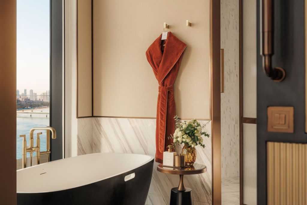 Luxuriöses Badezimmer mit freistehender Badewanne und geschmackvollen Dekorationen