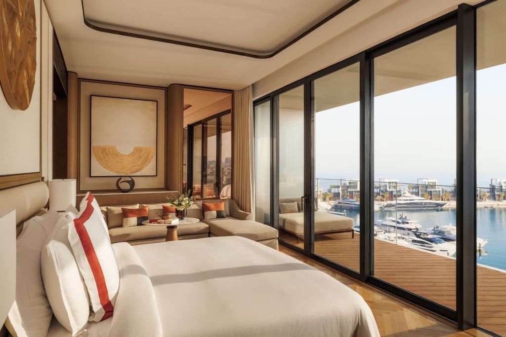 Modernes Zimmer mit Terrasse und Ausblick auf die Marina im Jumeirah Marsa Al Arab Hotel