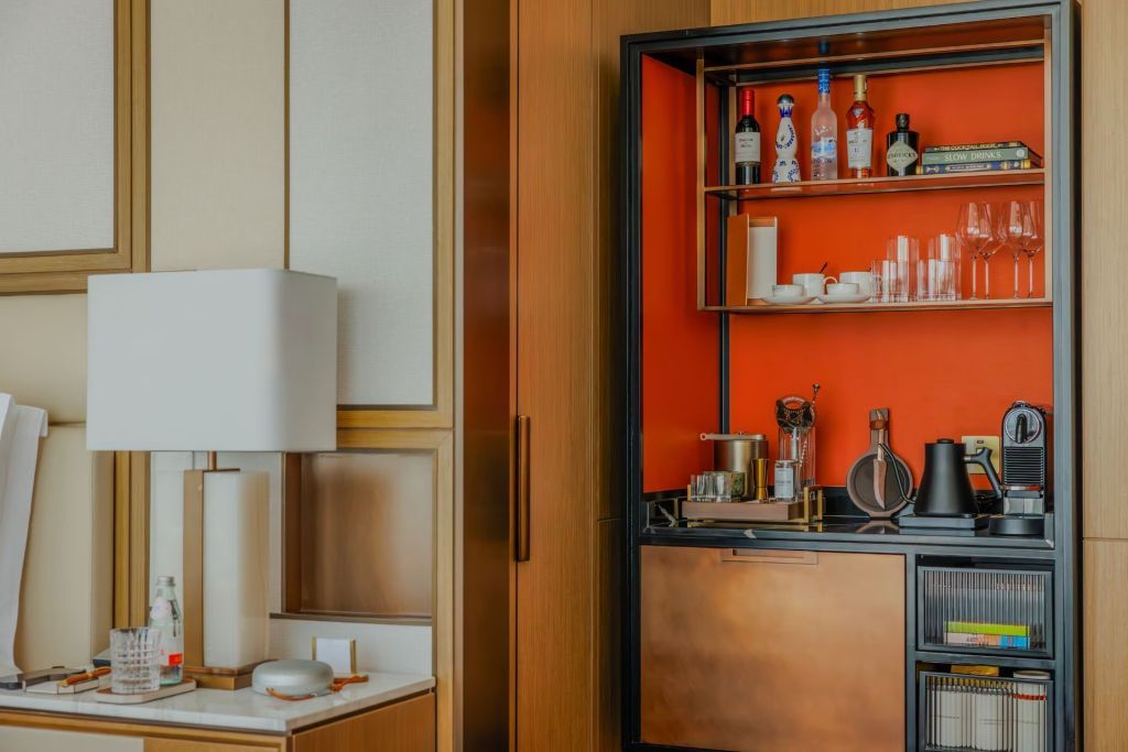 Elegante Minibar mit hochwertiger Ausstattung im Doppelzimmer des Jumeirah Marsa Al Arab Hotels