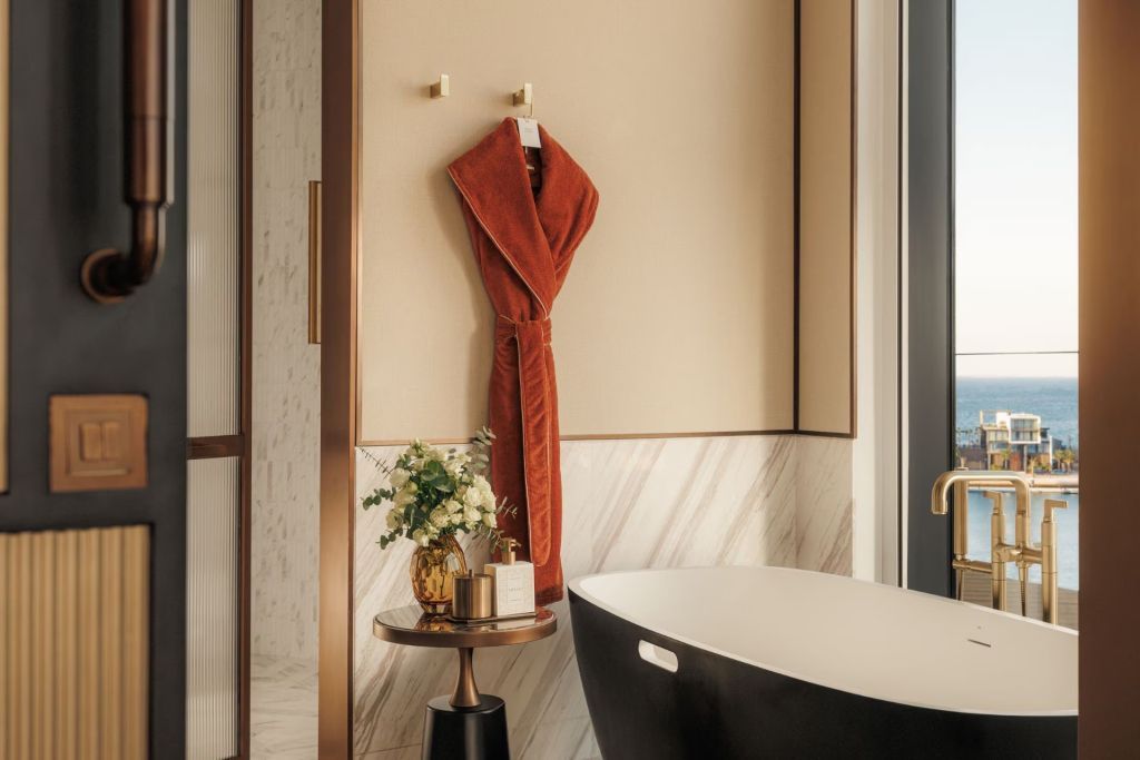 Modernes Badezimmer mit freistehender Badewanne und dekorativem Blumenarrangement