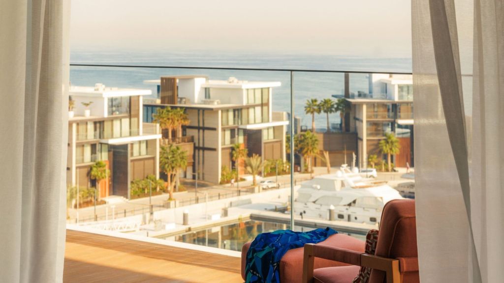 Atemberaubender Ausblick von der Terrasse auf moderne Villen und das Meer