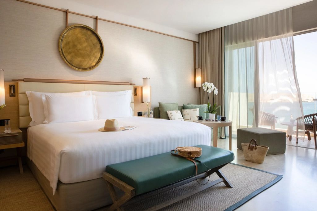 Elegantes Club Ocean Zimmer mit großem Bett und Balkon im Jumeirah Muscat Bay