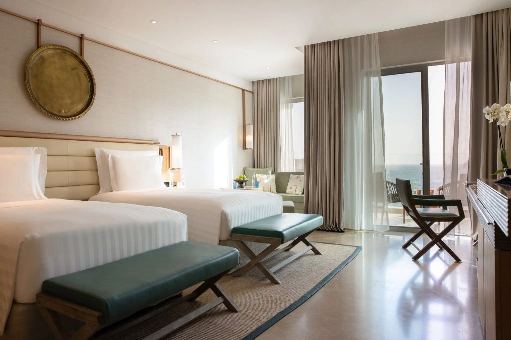 Geräumiges Zimmer mit zwei Betten und Meerblick im Jumeirah Muscat Bay