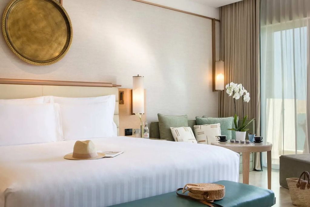Detailansicht eines eleganten Betts im Club Ocean Zimmer des Jumeirah Muscat Bay