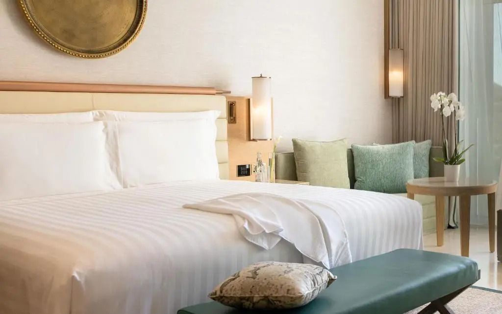 Großzügiges Bett im Deluxe Garden Zimmer mit stilvollen Kissen