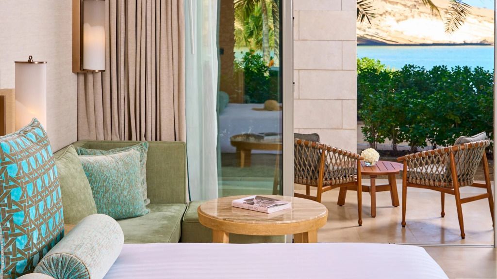 Sitzecke im Deluxe Garden Zimmer mit Blick ins Grüne