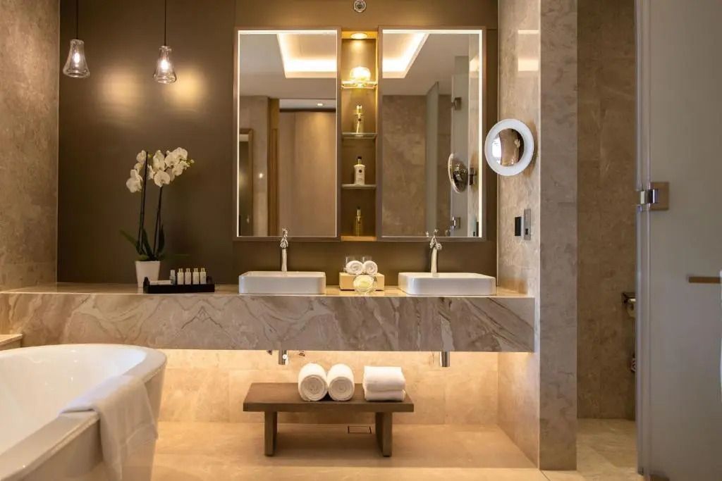 Luxuriöses Badezimmer im Deluxe Garden Zimmer mit Doppelwaschbecken