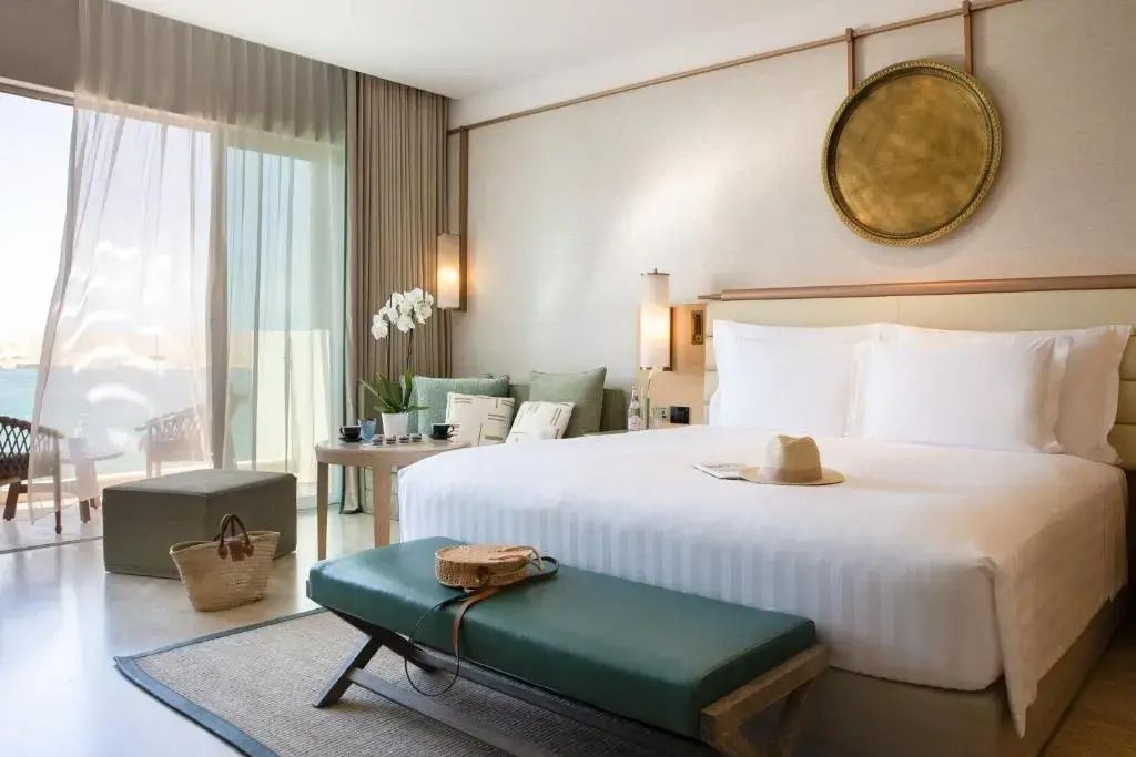 Helles Deluxe Ocean Zimmer mit Kingsize-Bett und Balkon im Jumeirah Muscat Bay
