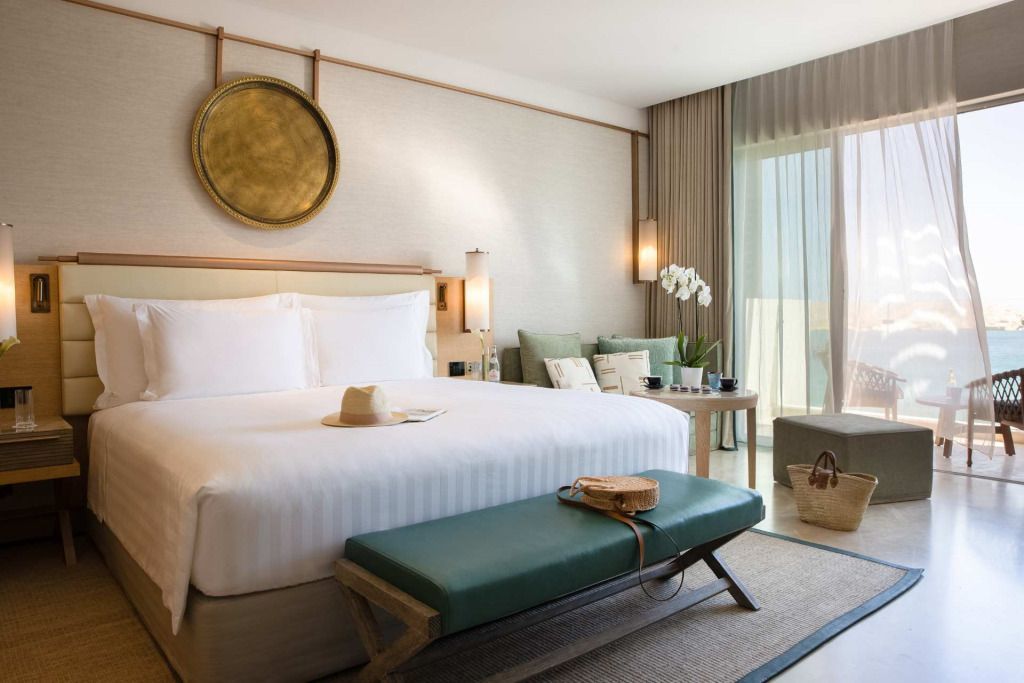Luxuriös eingerichtetes Zimmer mit Balkon und Meerblick im Jumeirah Muscat Bay