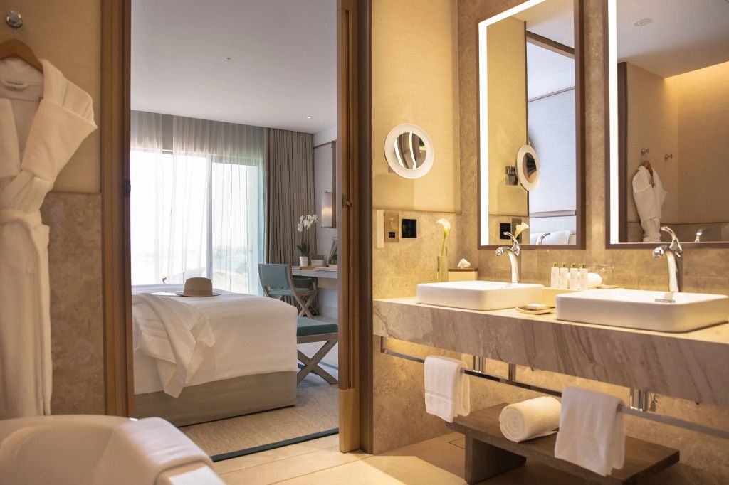 Modernes Bad mit direkter Verbindung zum Schlafzimmer im Jumeirah Muscat Bay