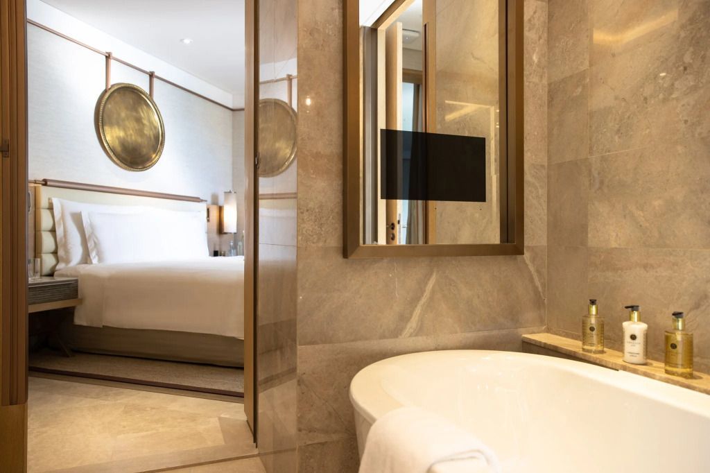 Luxuriöses Badezimmer mit großer Badewanne im Jumeirah Muscat Bay