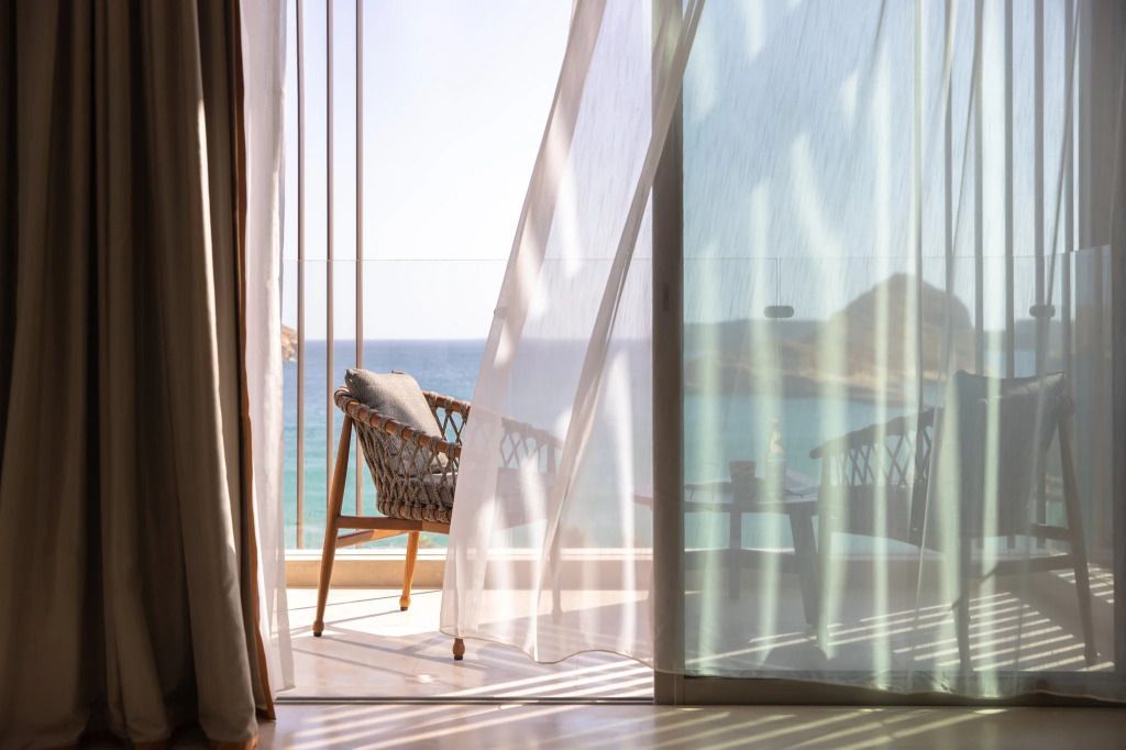 Balkon mit Meerblick und gemütlichem Sitzbereich im Jumeirah Muscat Bay