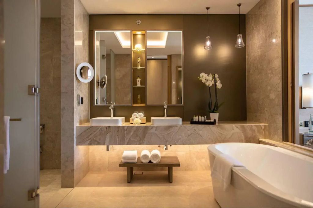 Modernes Badezimmer mit Doppelwaschbecken, luxuriöser Badewanne und stilvollen Akzenten.