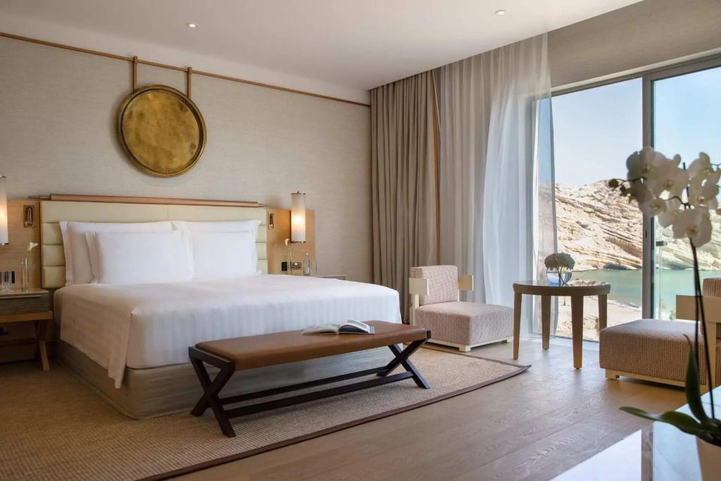 Elegantes Schlafzimmer der Family Doppel Suite mit großem Fenster und Bergblick