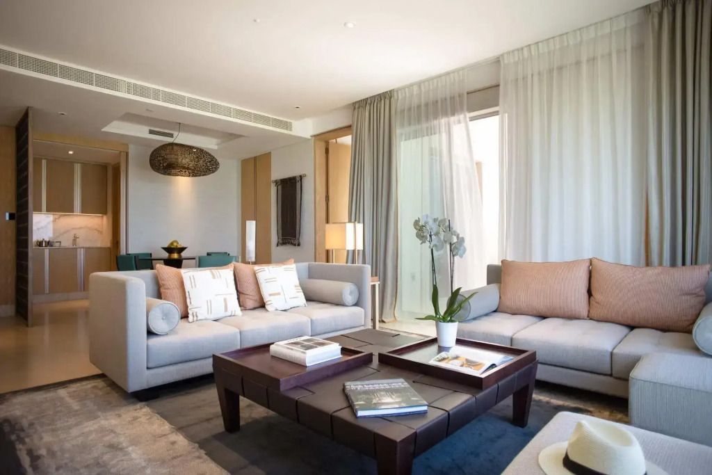 Wohnbereich der Suite mit modernen Sofas und Couchtisch im Jumeirah Muscat Bay