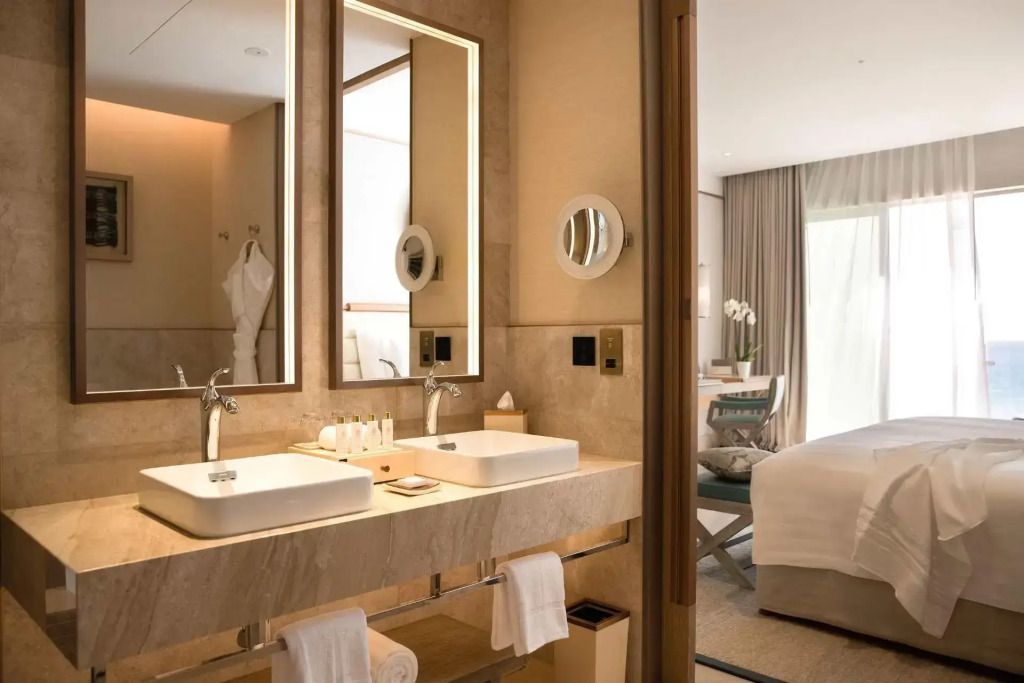 Luxus-Badezimmer mit Doppelwaschbecken in der Garden and Pool Ocean Villa