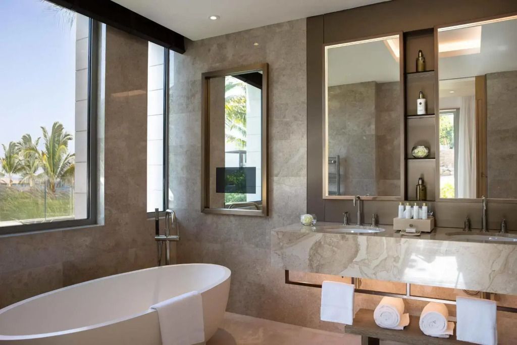 Modernes Badezimmer mit freistehender Badewanne und großen Fenstern