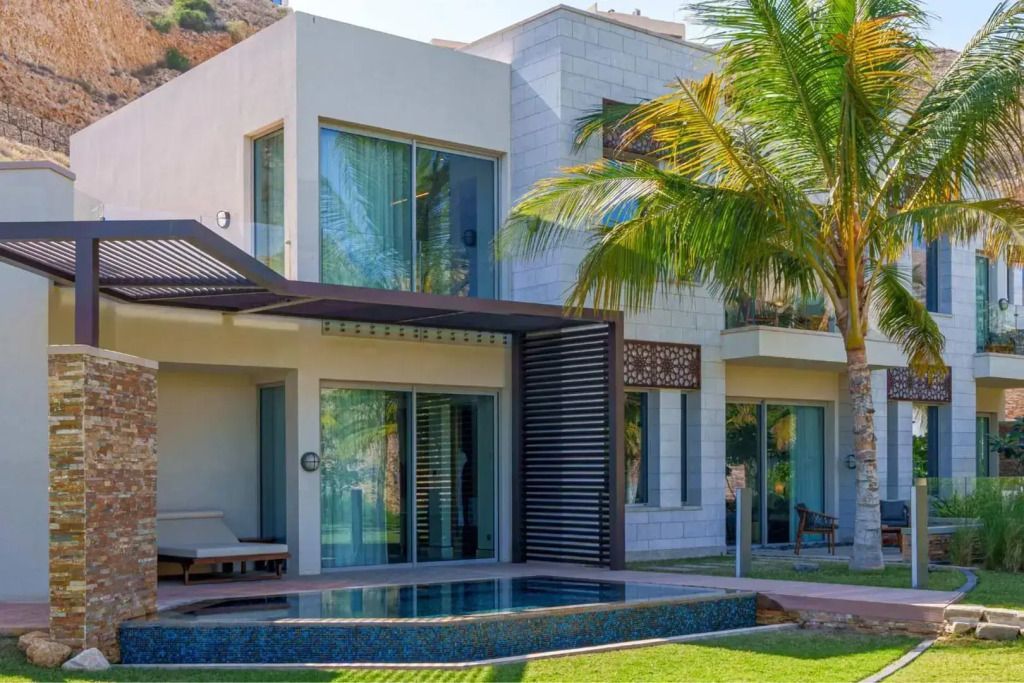 Außenansicht der Villa mit privatem Pool und Palmen