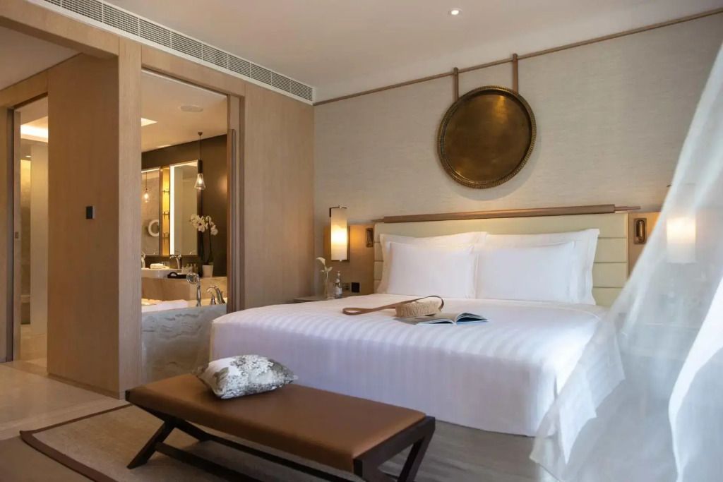 Elegantes Schlafzimmer der Panoramic Doppel Suite mit Doppelbett und modernen Akzenten.