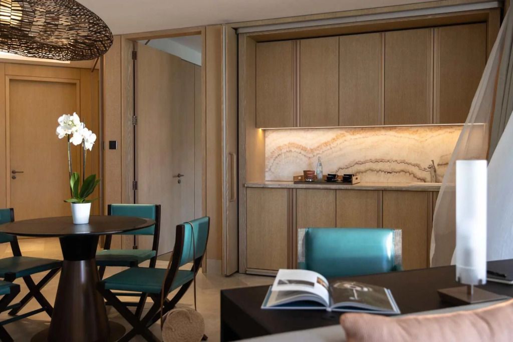 Moderne Minibar in der Suite mit stilvollem Interieur und Sitzgelegenheiten.