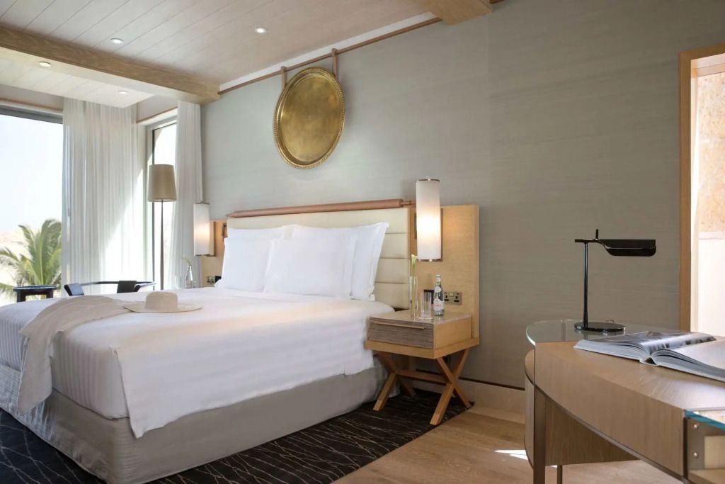 Elegantes Schlafzimmer mit großem Bett und stilvoller Wanddekoration.