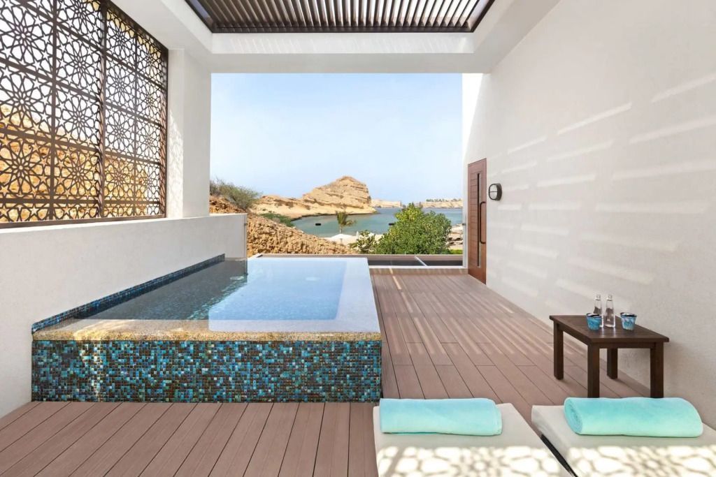 Private Terrasse mit Infinity-Pool und Meerblick.