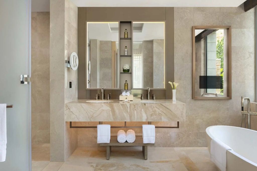 Modernes Badezimmer mit hochwertigem Waschtisch und geräumigem Design.