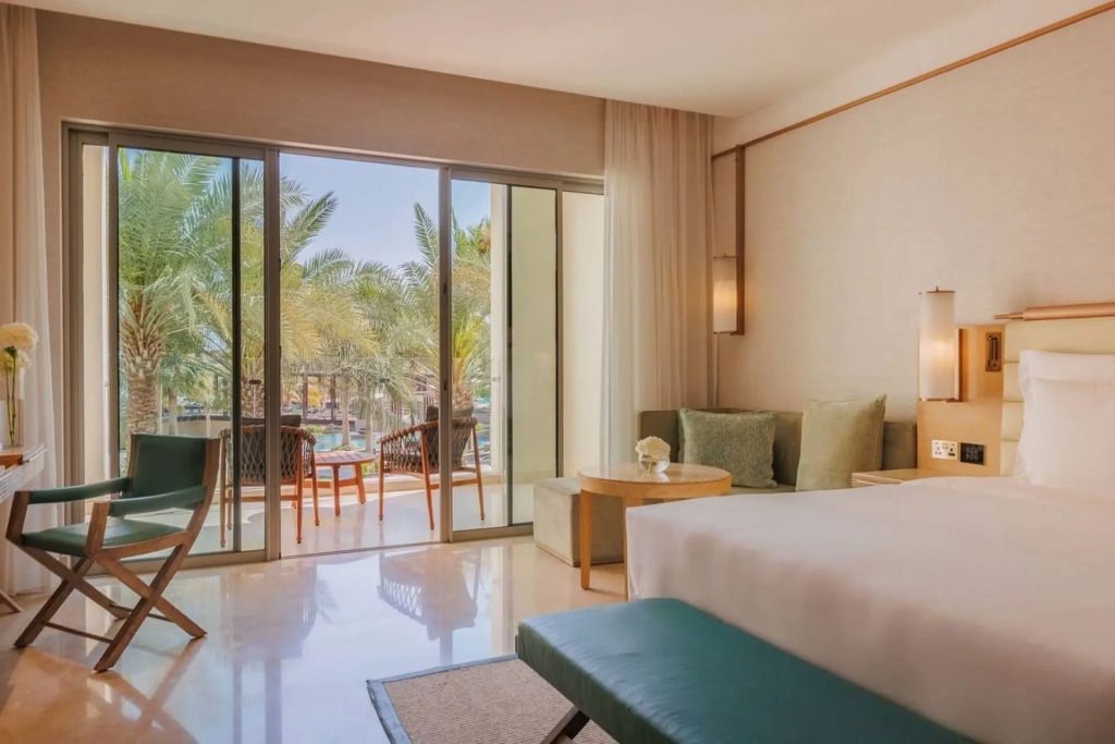 Helles Resort Deluxe Doppel Zimmer mit Balkon und Blick auf Palmen